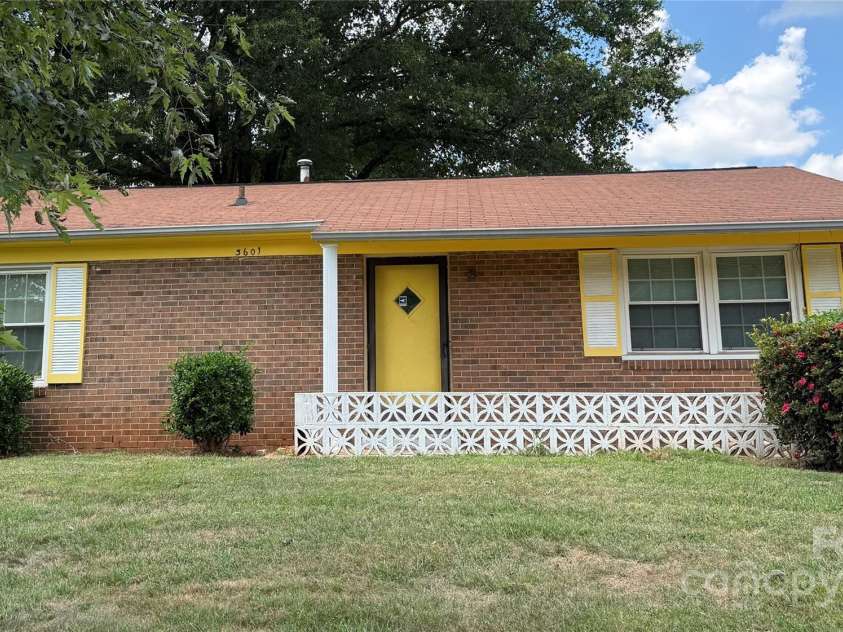 3601 Braden Drive, Charlotte, NC 28216.  MLS# CAR4285525, YatesRealty ID 28268. 