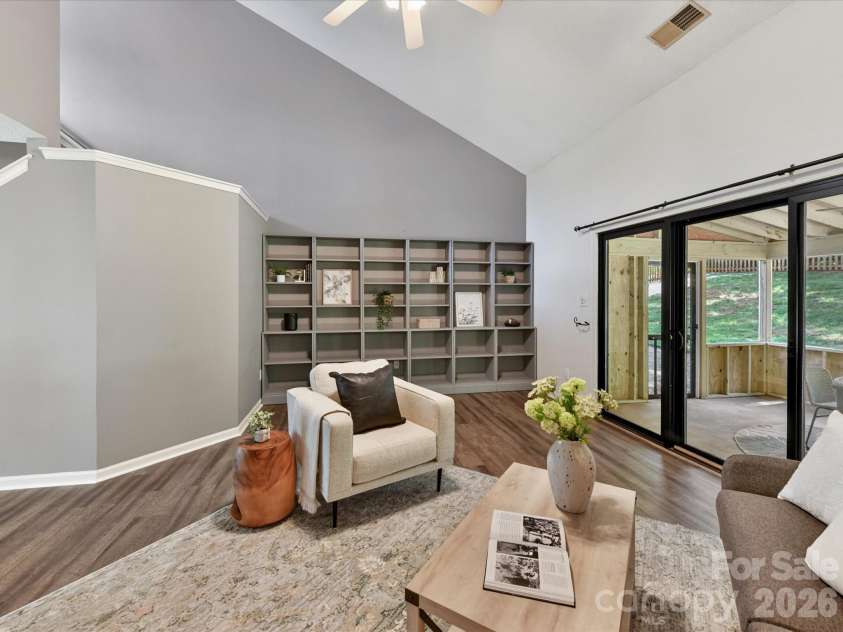 9518 Cedar River Road, Huntersville, NC 28078.  MLS# CAR4381514, YatesRealty ID 28268. Spacious great room features soaring vaulted ceilings, updated flooring, and a cozy fireplace, creating an open and inviting space perfect for relaxing or entertaining.