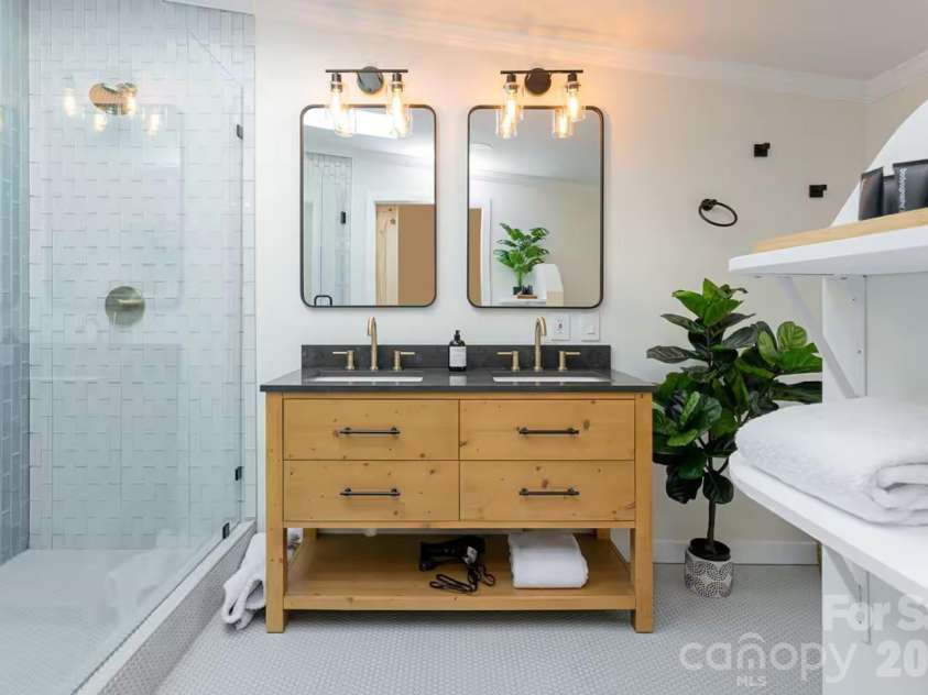 2 Shady Oak Lane, Arden, NC 28704.  MLS# CAR4340689, YatesRealty ID 2827. 