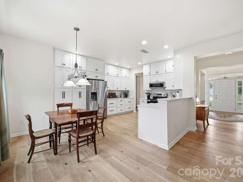 4835 Turnridge Court, Concord, NC 28027.  MLS# CAR4387673, YatesRealty ID 28270. Look at the upgrades here, WOW kitchen! Nice breakfast area too!
