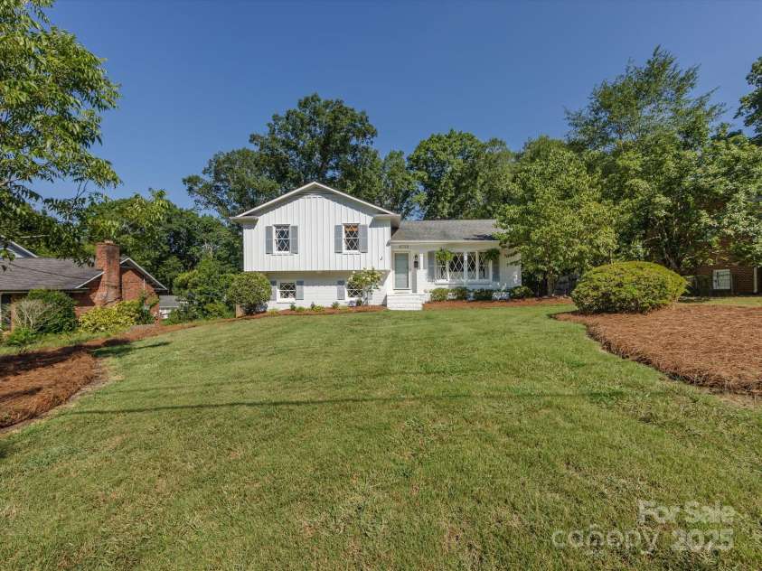 6720 Brookmeade Drive, Charlotte, NC 28226.  MLS# CAR4283734, YatesRealty ID 28273. 