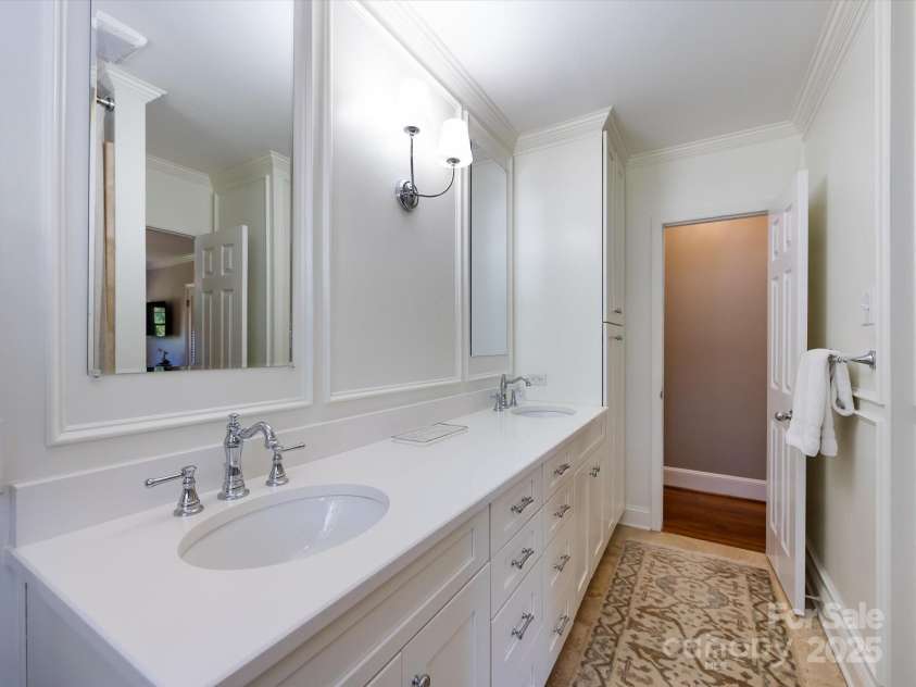 6720 Brookmeade Drive, Charlotte, NC 28226.  MLS# CAR4283734, YatesRealty ID 28273. 