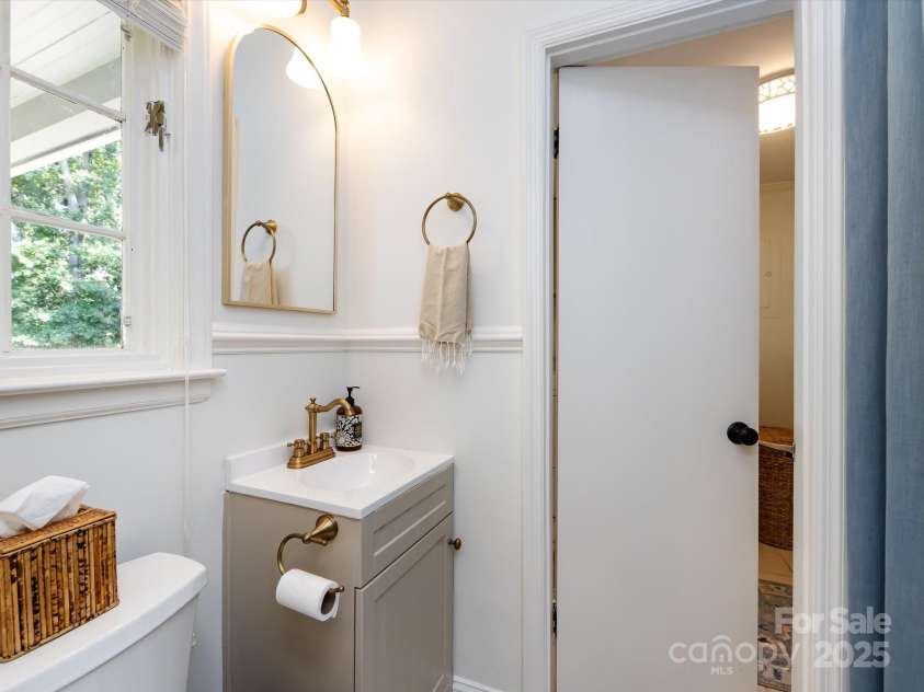 6720 Brookmeade Drive, Charlotte, NC 28226.  MLS# CAR4283734, YatesRealty ID 28273. 