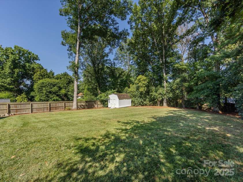 6720 Brookmeade Drive, Charlotte, NC 28226.  MLS# CAR4283734, YatesRealty ID 28273. 