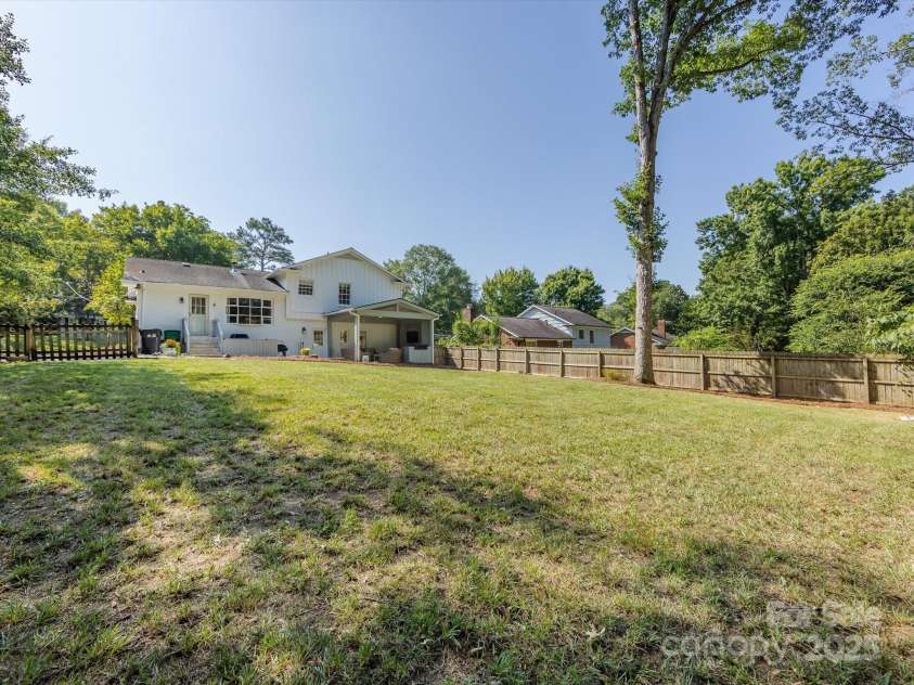 6720 Brookmeade Drive, Charlotte, NC 28226.  MLS# CAR4283734, YatesRealty ID 28273. 