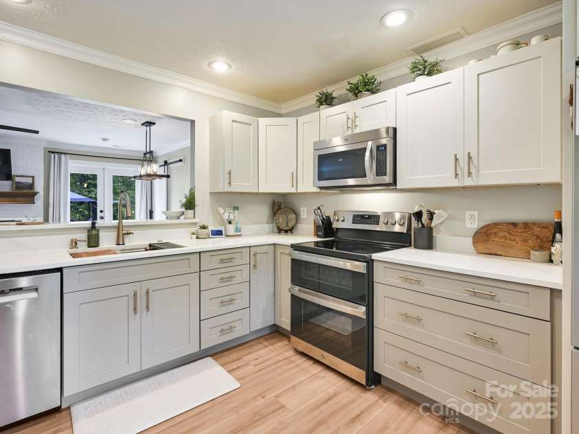 218 Blue Ridge Road, Black Mountain, NC 28711.  MLS# CAR4284698, YatesRealty ID 28276. Gorgeous kitchen with a new double oven