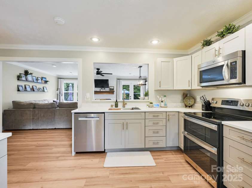 218 Blue Ridge Road, Black Mountain, NC 28711.  MLS# CAR4284698, YatesRealty ID 28276. Kitchen open to dining and living room