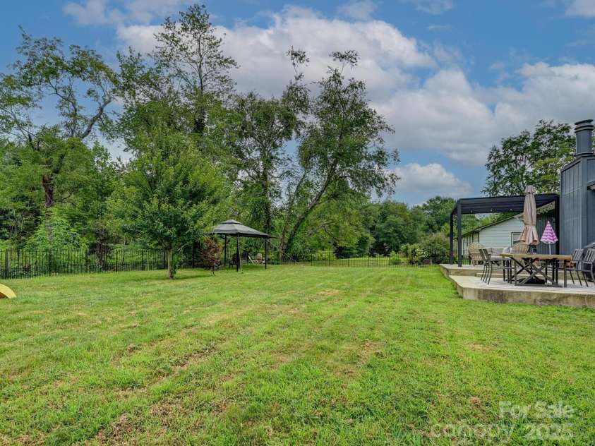 218 Blue Ridge Road, Black Mountain, NC 28711.  MLS# CAR4284698, YatesRealty ID 28276. Large back yard and patio