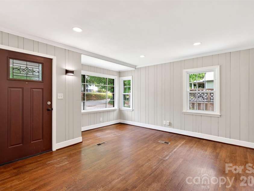 24 Dallas Street, Asheville, NC 28806.  MLS# CAR4386166, YatesRealty ID 28276. 