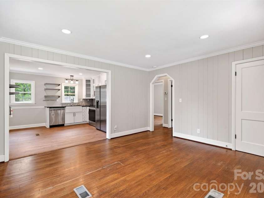 24 Dallas Street, Asheville, NC 28806.  MLS# CAR4386166, YatesRealty ID 28276. 