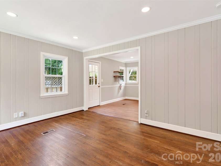 24 Dallas Street, Asheville, NC 28806.  MLS# CAR4386166, YatesRealty ID 28276. 