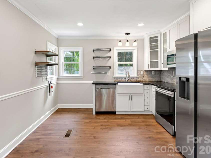 24 Dallas Street, Asheville, NC 28806.  MLS# CAR4386166, YatesRealty ID 28276. 
