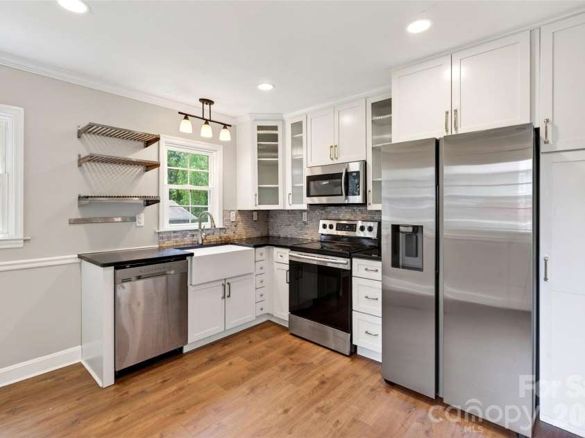 24 Dallas Street, Asheville, NC 28806.  MLS# CAR4386166, YatesRealty ID 28276. 