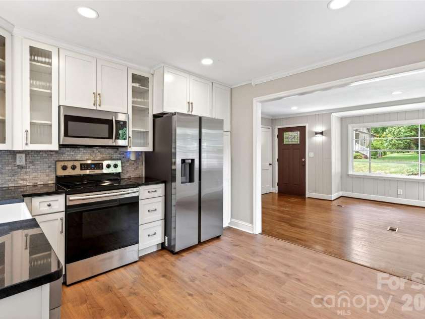 24 Dallas Street, Asheville, NC 28806.  MLS# CAR4386166, YatesRealty ID 28276. 