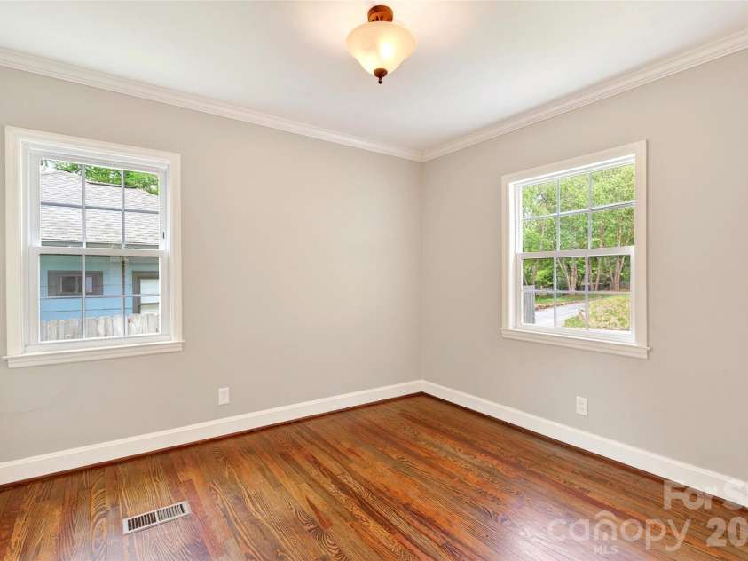 24 Dallas Street, Asheville, NC 28806.  MLS# CAR4386166, YatesRealty ID 28276. 
