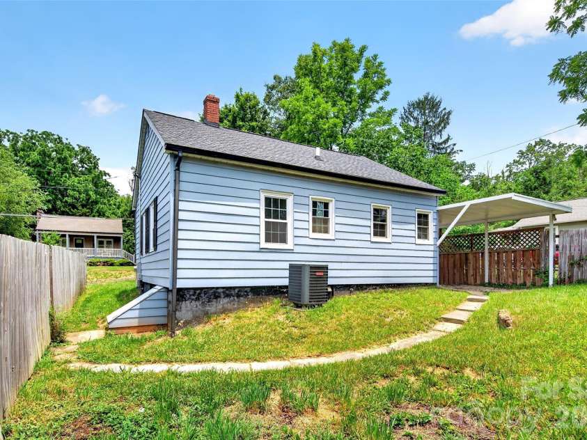 24 Dallas Street, Asheville, NC 28806.  MLS# CAR4386166, YatesRealty ID 28276. 