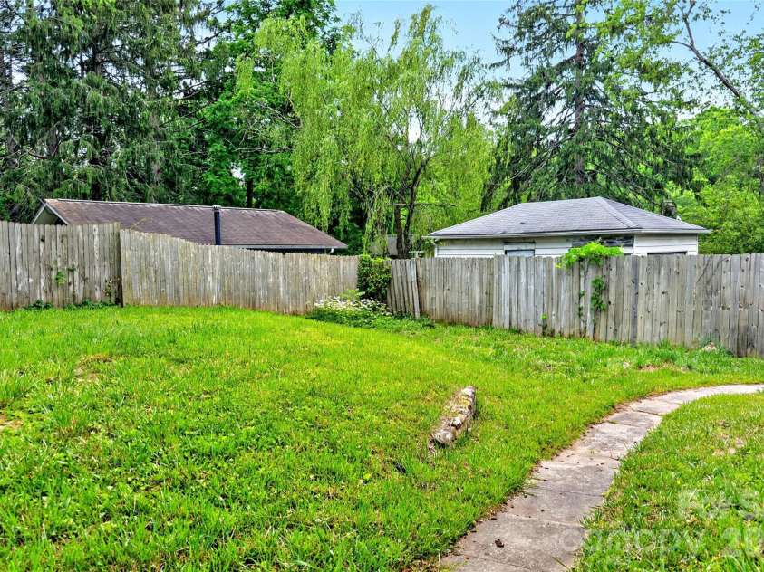 24 Dallas Street, Asheville, NC 28806.  MLS# CAR4386166, YatesRealty ID 28276. 