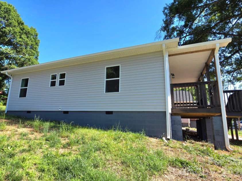 1105 8th Street, Statesville, NC 28677.  MLS# CAR4389488, YatesRealty ID 28277. 