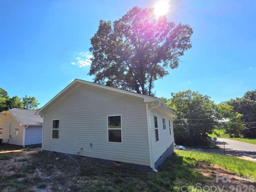 1105 8th Street, Statesville, NC 28677.  MLS# CAR4389488, YatesRealty ID 28277. 