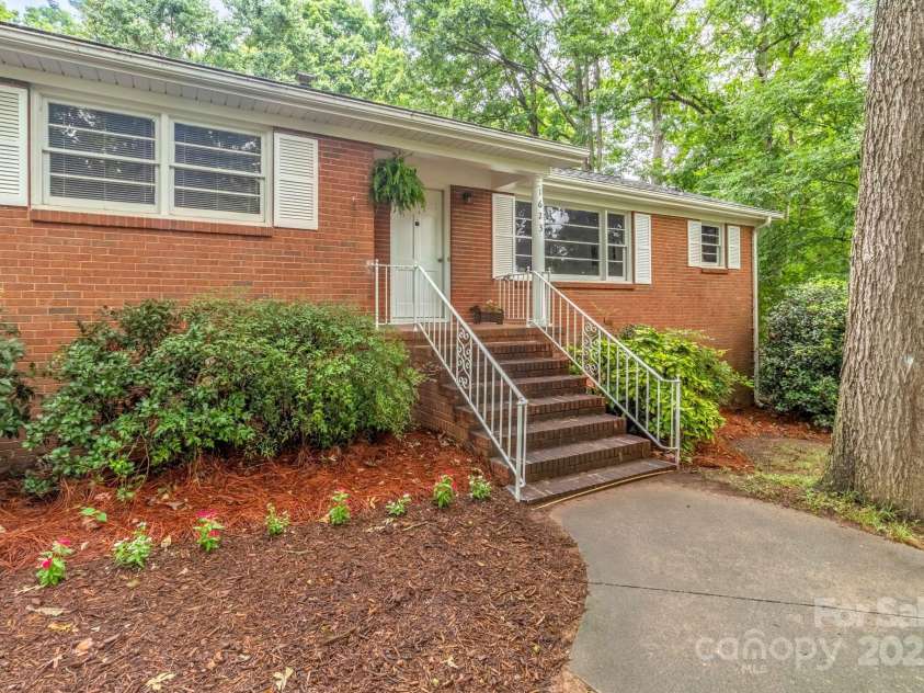 1623 Lumarka Drive, Charlotte, NC 28212.  MLS# CAR4276170, YatesRealty ID 28278. 1623 Lumarka