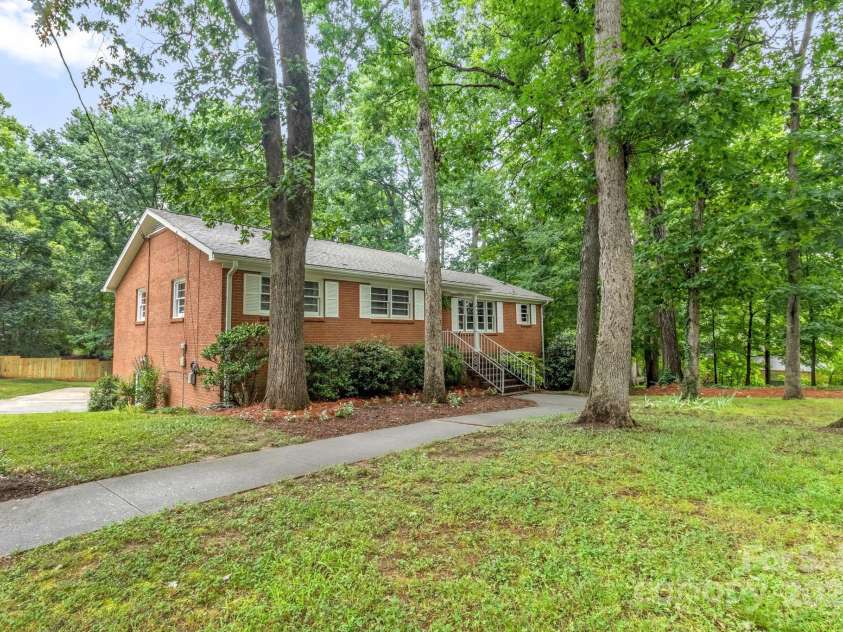 1623 Lumarka Drive, Charlotte, NC 28212.  MLS# CAR4276170, YatesRealty ID 28278. 1623 Lumarka