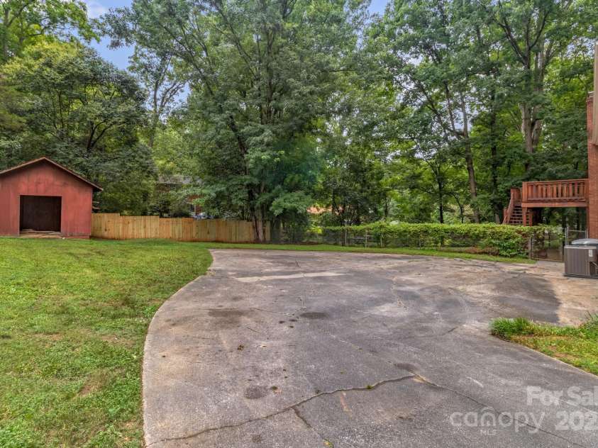 1623 Lumarka Drive, Charlotte, NC 28212.  MLS# CAR4276170, YatesRealty ID 28278. 