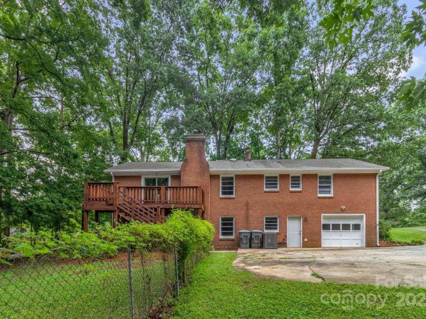 1623 Lumarka Drive, Charlotte, NC 28212.  MLS# CAR4276170, YatesRealty ID 28278. 