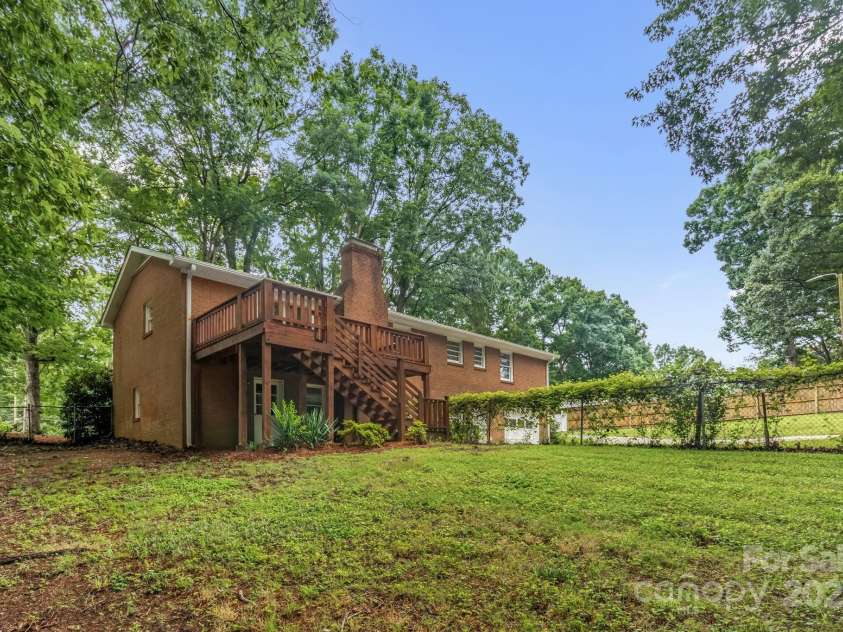 1623 Lumarka Drive, Charlotte, NC 28212.  MLS# CAR4276170, YatesRealty ID 28278. 