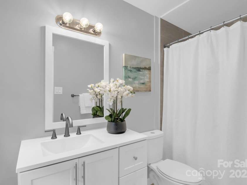 1623 Lumarka Drive, Charlotte, NC 28212.  MLS# CAR4276170, YatesRealty ID 28278. Ensuite Bathroom