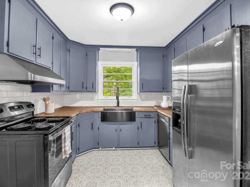 1623 Lumarka Drive, Charlotte, NC 28212.  MLS# CAR4276170, YatesRealty ID 28278. Kitchen