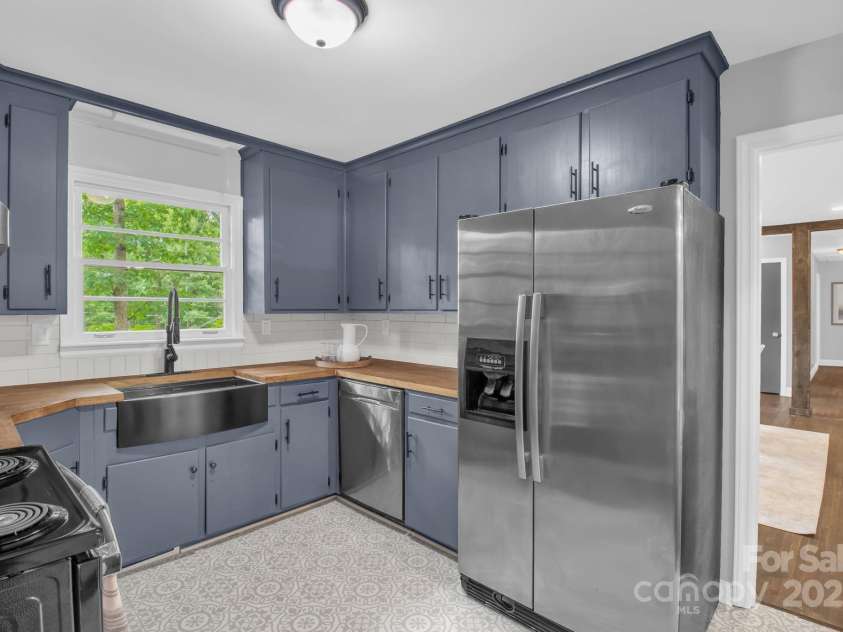 1623 Lumarka Drive, Charlotte, NC 28212.  MLS# CAR4276170, YatesRealty ID 28278. Kitchen
