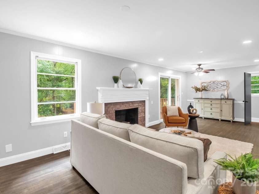 1623 Lumarka Drive, Charlotte, NC 28212.  MLS# CAR4276170, YatesRealty ID 28278. Living/Family Room