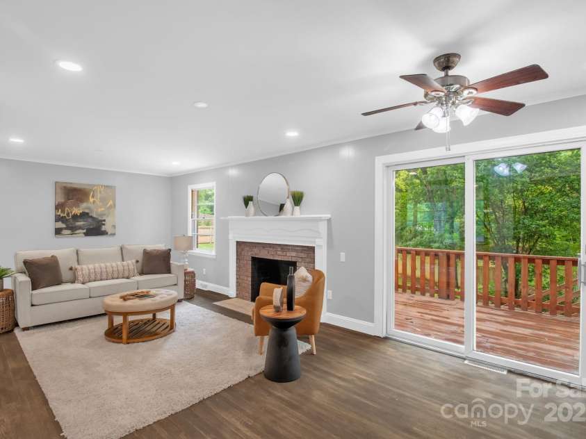 1623 Lumarka Drive, Charlotte, NC 28212.  MLS# CAR4276170, YatesRealty ID 28278. Living/Family Room