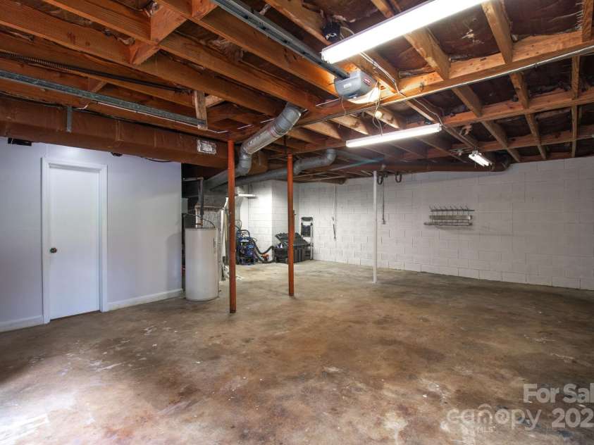 1623 Lumarka Drive, Charlotte, NC 28212.  MLS# CAR4276170, YatesRealty ID 28278. Spacious Garage