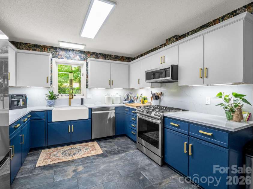 154 Fairlane Road, Columbus, NC 28722.  MLS# CAR4389133, YatesRealty ID 28280. 