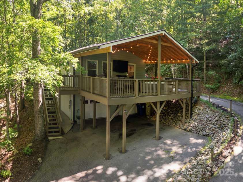27 Walker Cove Road, Black Mountain, NC 28711.  MLS# CAR4277412, YatesRealty ID 28281. 