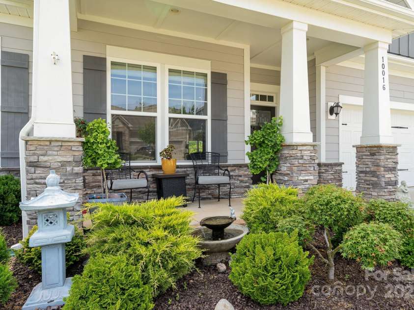 10016 St Kitts Landing Lane, Charlotte, NC 28278.  MLS# CAR4261578, YatesRealty ID 28282. Beautiful landscaping