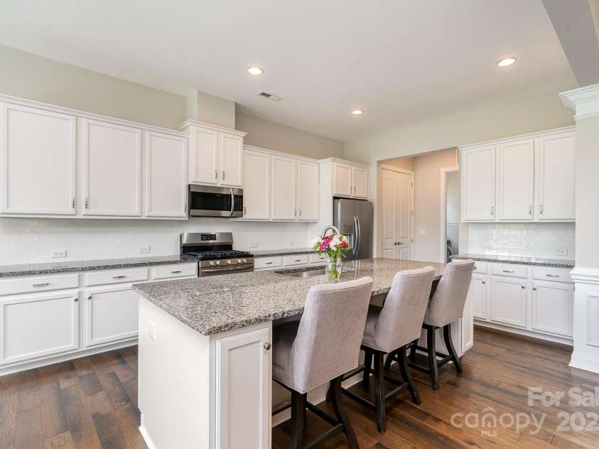 10016 St Kitts Landing Lane, Charlotte, NC 28278.  MLS# CAR4261578, YatesRealty ID 28282. Bright white kitchen w/ subway tile backsplash and granite counters