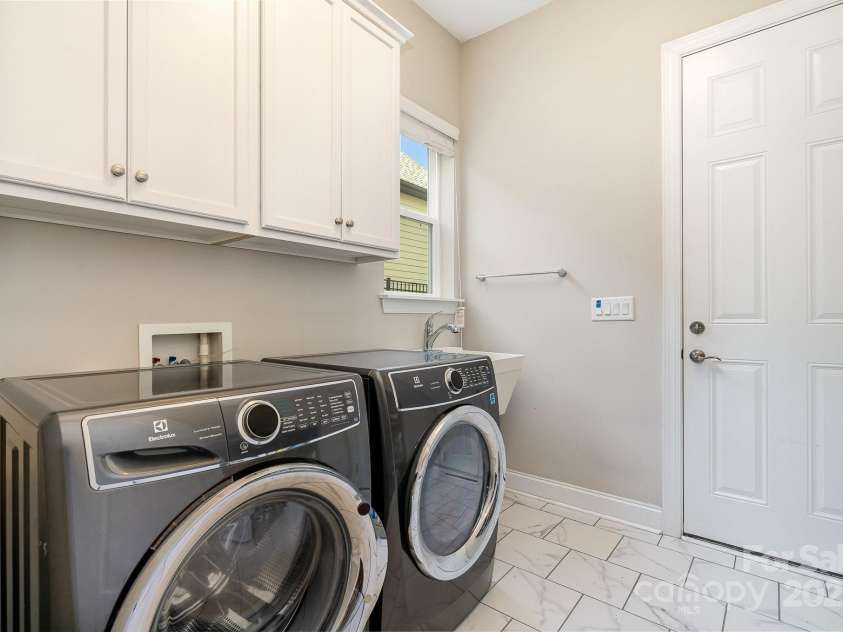 10016 St Kitts Landing Lane, Charlotte, NC 28278.  MLS# CAR4261578, YatesRealty ID 28282. Laundry room w/sink off  kitchen & door to garage