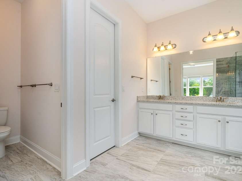 10016 St Kitts Landing Lane, Charlotte, NC 28278.  MLS# CAR4261578, YatesRealty ID 28282. Primary ensuite bath w/private water closet
