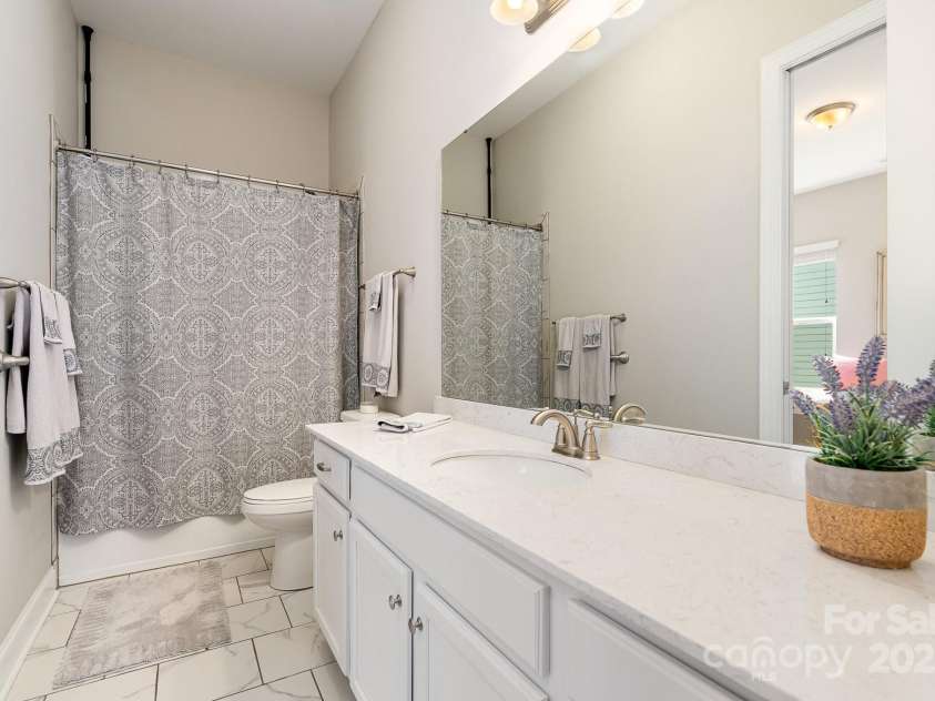 10016 St Kitts Landing Lane, Charlotte, NC 28278.  MLS# CAR4261578, YatesRealty ID 28282. Second full bath