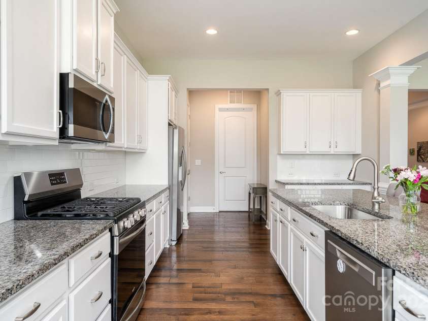 10016 St Kitts Landing Lane, Charlotte, NC 28278.  MLS# CAR4261578, YatesRealty ID 28282. View through kitchen from breakfast room