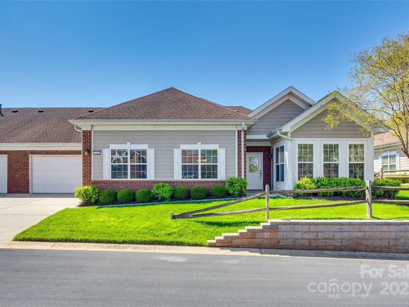 2107 Castle Court, Matthews, NC 28105.  MLS# CAR4239887, YatesRealty ID 28285. 