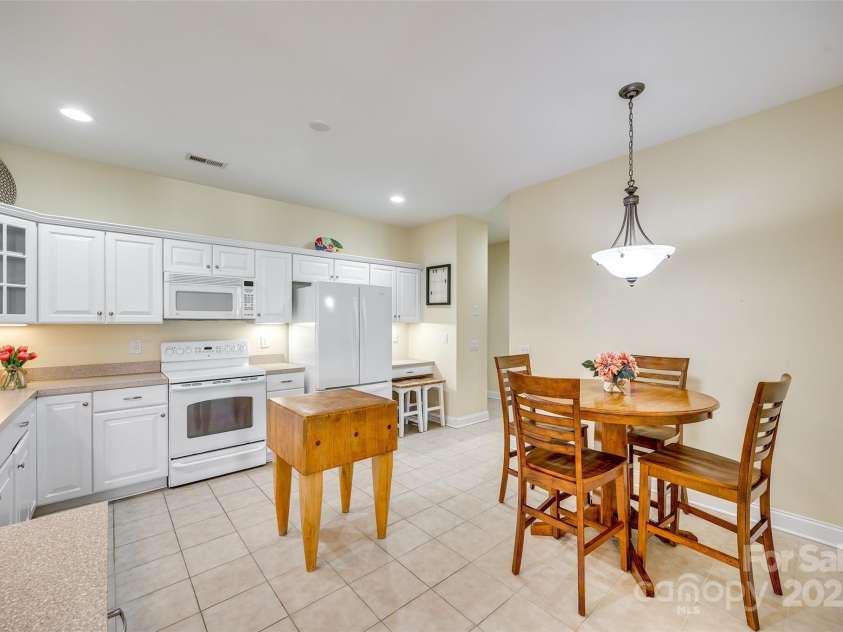 2107 Castle Court, Matthews, NC 28105.  MLS# CAR4239887, YatesRealty ID 28285. 