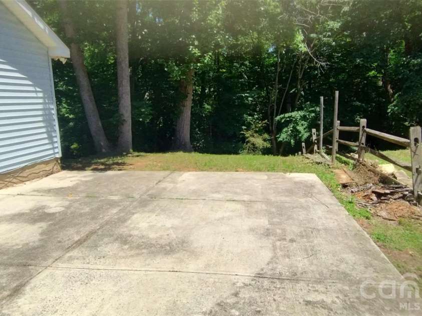 5830 Stone Bluff Court, Charlotte, NC 28214.  MLS# CAR4352514, YatesRealty ID 28286. 