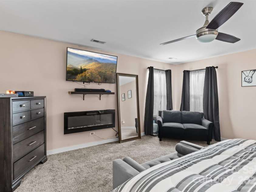 4313 Gibbon Crossing Drive, Charlotte, NC 28269.  MLS# CAR4268116, YatesRealty ID 28287. 