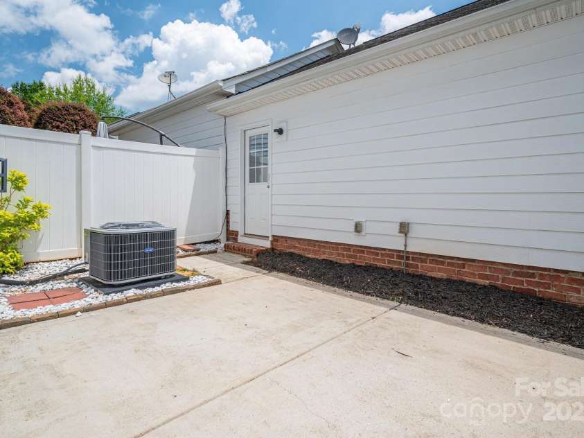 734 Naramore Street, Davidson, NC 28036.  MLS# CAR4276435, YatesRealty ID 28288. 