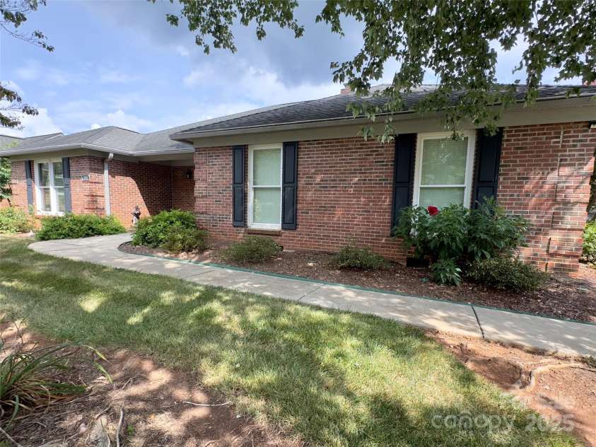 2191 Wynbourne Drive, Gastonia, NC 28056.  MLS# CAR4271244, YatesRealty ID 28292. Welcome to 2191 Wynbourne Drive!