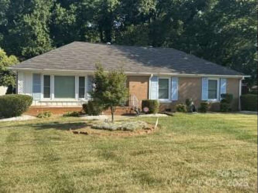 6419 Bridgeport Drive, Charlotte, NC 28215.  MLS# CAR4279292, YatesRealty ID 28294. 