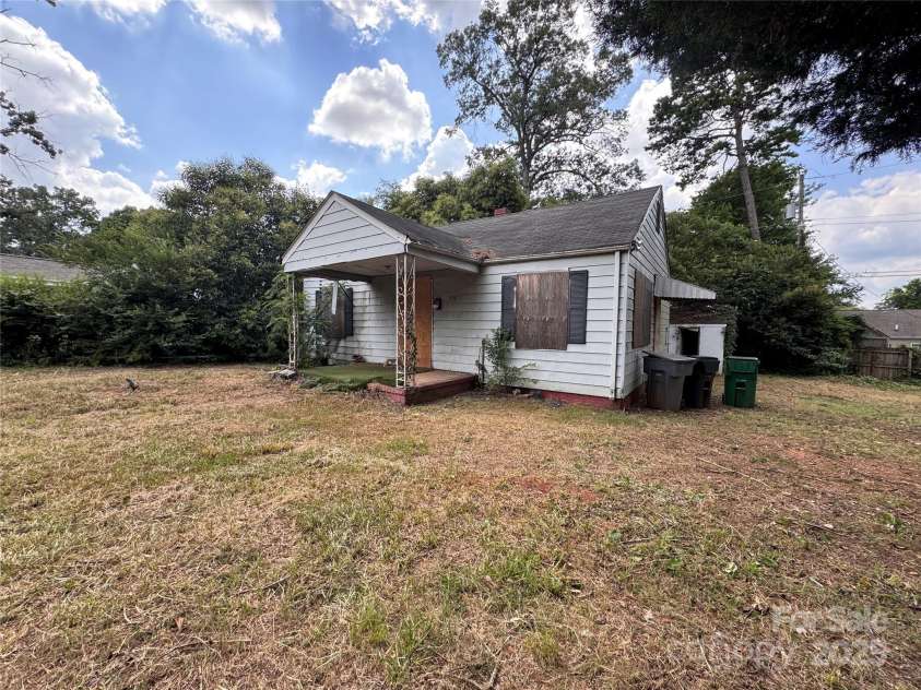 100 Gardner Avenue, Charlotte, NC 28208.  MLS# CAR4285263, YatesRealty ID 28295. 